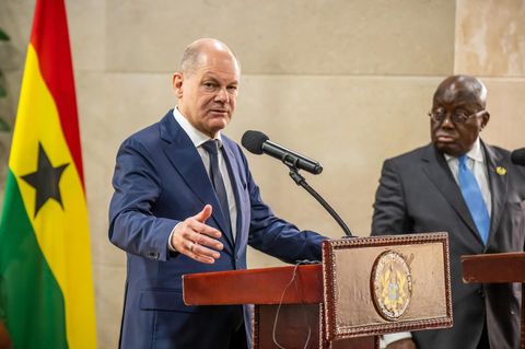 Bundeskanzler Olaf Scholz (SPD) neben Nana Akufo-Addo, Präsident von Ghana