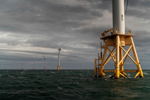 Fünf Turbinen von Amerikas erstem Offshore-Windpark stehen vor der Küste von Block Island