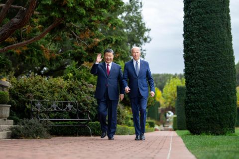 Chinas Präsident Xi Jinping (l.) und US-Präsident Joe Biden bei einem gemeinsamen Spaziergang in San Francisco