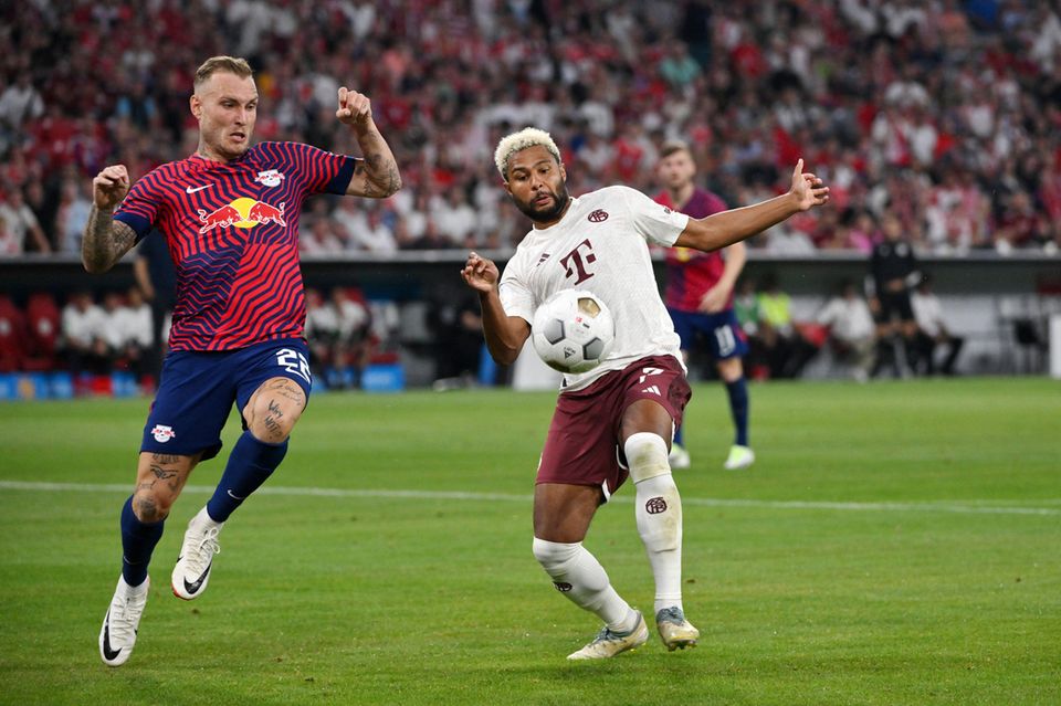 Gegner auf dem Platz – vereinte Investoren bei Prematch: David Raum (l., RB Leipzig) und Serge Gnabry (Bayern München)