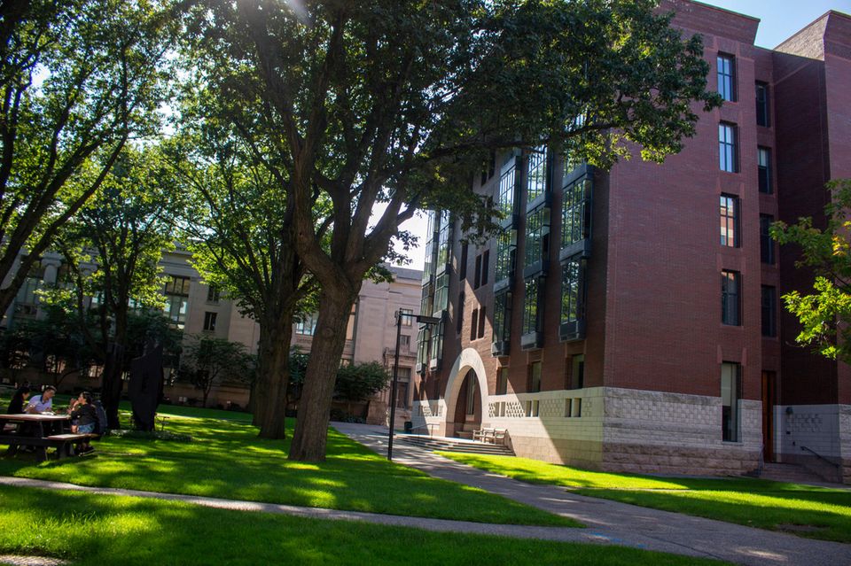 BWL und VWL in Harvard haben in den Augen der Prüfer an Ansehen gewonnen. Die Wirtschaftswissenschaften schoben sich von Platz vier auf drei hoch. Sie wurden damit etwas bseser beurteilt als die Harvard University als Ganzes. Die Ivy-League-Vertreterin aus dem Großraum Boston fiel vom zweiten auf den vierten Platz. Zwar gab es allgemein für die Qualität der Forschung Spitzennoten. 51 Prozent Frauen in der Belegschaft war der zweithöchste Wert in den Top 10. Sehr schlecht schnitt Harvard nach Ansicht der Experten hingegen beim Bereich „Wirtschaft“ ab. Zudem sank die Zahl der Studierenden von 21.887 auf 20.050. Jeder Vierte kam aus dem Ausland. 
