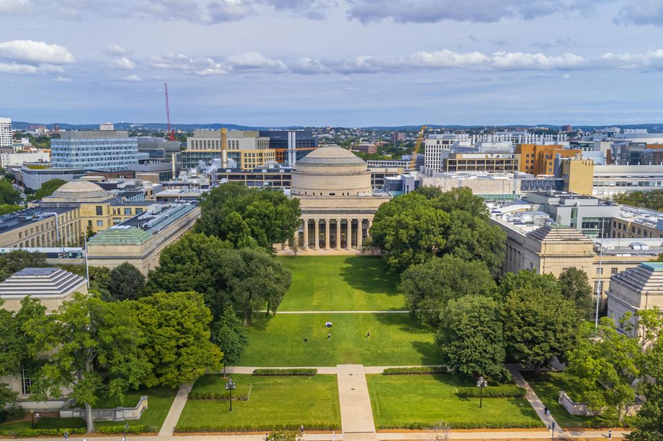 Das Massachusetts Institute of Technology ist insbesondere als Kaderschmiede für Ingenieure bekannt. Aber auch angehende CEOs bekommen hier laut „Times Higher Education“ die beste Ausbildung, die weltweit an Hochschulen zu finden ist. Das MIT konnte damit im Wirtschafts-Ranking trotz geänderter Methodik die Spitzenposition des Vorjahres verteidigen. Es verbesserte sich im allgemeinen Ranking vom fünften auf den dritten Platz. 