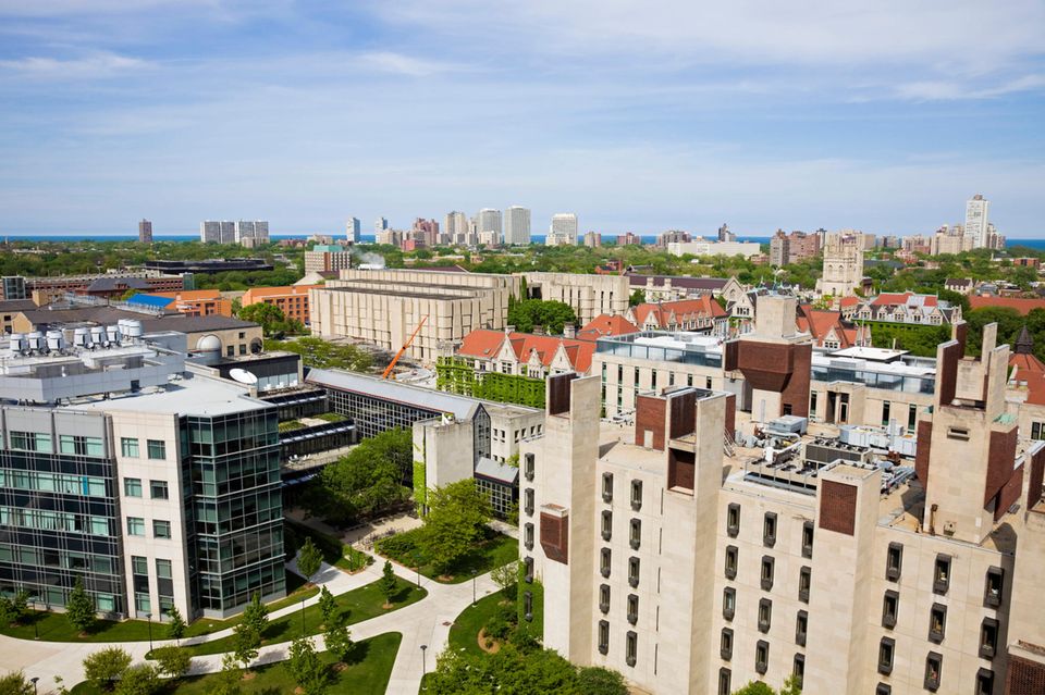 Die University of Chicago verharrte im Gesamt-Ranking auf Platz 13. Sie zieht viele Studierende von außerhalb der USA an. 36 Prozent ausländische Studierende war der dritthöchste Wert im Ranking der besten Universitäten der Welt. Für die Wirtschaftswissenschaften in Chicago ging es hingegen bergab. Die britischen Experten stuften die Fakultät vom fünften auf den siebten Platz herab. 