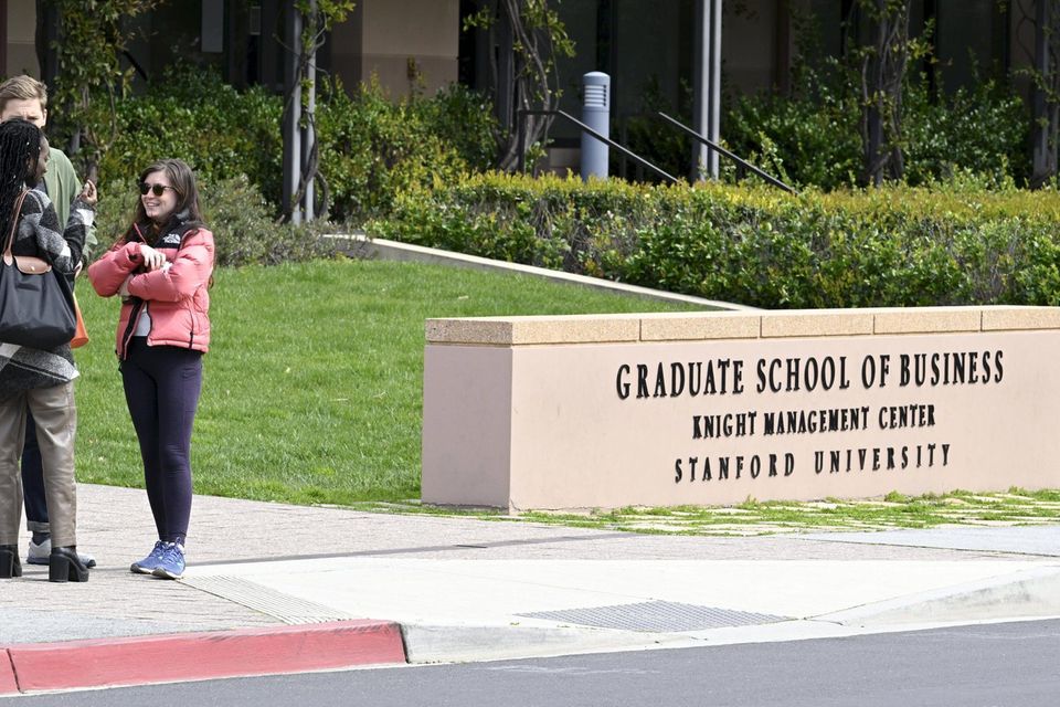 Das Silicon Valley zieht auch angehende Manager und Ökonomen aus aller Welt an. Die Qualität der Ausbildung an der Stanford University – in unmittelbarer Nachbarschaft zu Palo Alto und Merino Park gelegen – kann mit diesem Ruf Schritt halten, wie die Prüfer urteilten. Sie kürten Stanford erneut zur zweitbesten Wirtschaftsfakultät der Welt. Das war auch die Platzierung für Stanford im Gesamt-Ranking, nach Platz drei im Vorjahr. 