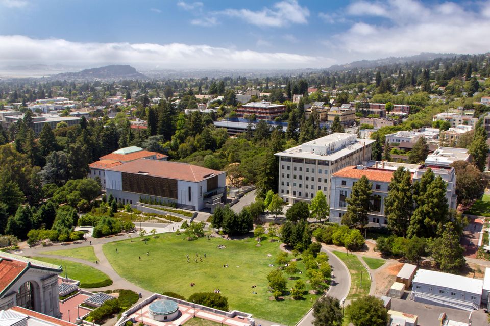 „Times Higher Education“ hat die Methodik für das Uni-Ranking überarbeitet. Entweder kam das einigen Studienrichtungen an der University of California, Berkeley, zugute oder aber sie haben grundlegend nachgebessert. Die juristische Fakultät verbesserte sich in der Analyse gleich um sieben Plätze. Immerhin noch drei Plätze nach oben ging es für die Wirtschaftswissenschaften. Die Hochschule mit zuletzt 39.991 Studierenden (22 Prozent aus dem Ausland) verschlechterte sich im Gesamt-Ranking vom achten auf den neunten Platz. 