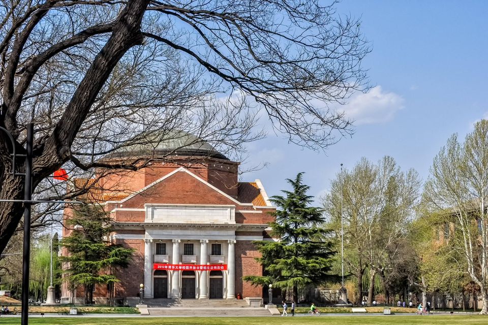China ist kein Neuling in den Top 10 der besten Universitäten für Betriebs- und Volkswirtschaftslehre. Die Tsinghua University verteidigte Platz acht im Ranking. Im Vergleich aller Universitäten schob sie sich vom 16. auf den zwölften Platz vor. Damit schickt sich die 1911 gegründete Bildungseinrichtung an, als erste chinesische Vertreterin im nächsten Jahr die Gruppe der zehn besten Universitäten der Welt zu entern. Ausländer sind auch hier wie an der Universität Peking die Ausnahme. Sie machten zuletzt lediglich zehn Prozent der 38.518 Studierenden aus. 