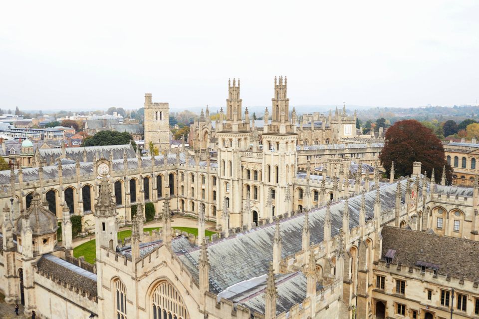 ... Zwei Plätze schlechter schnitt hier hingegen die University of Oxford ab, die von „Times Higher Education“ zum siebten Mal in Folge zur besten Hochschule der Welt gekürt wurde. Oxford lag mit insgesamt rund 21.750 Studierenden leicht vor Cambridge (20.565 Studierende). 