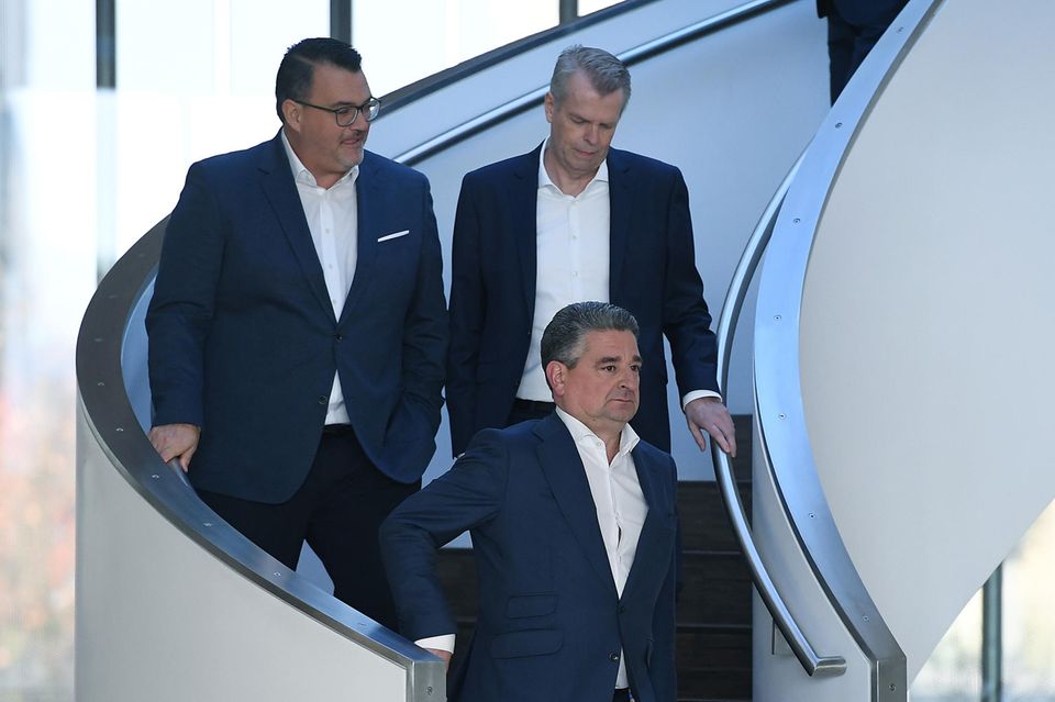 Thyssenkrupp-CEO Miguel Lopez (vorne) und die beiden Vorstände Oliver Burkhard (l.) und Klaus Keysberg