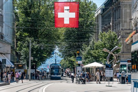 Eine Schweizer Flagge auf dem Paradeplatz in Zürich