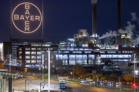 Das Logo von Bayer leuchtet auf dem Werksgelände in Leverkusen