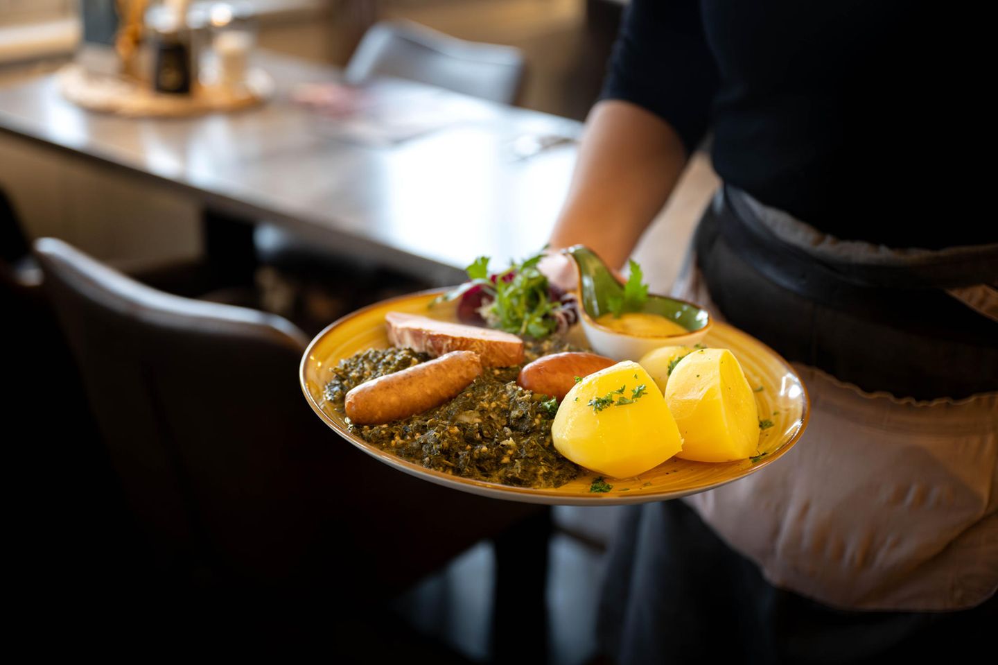 Essen wird in einem Restaurant serviert