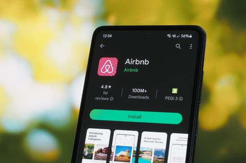 Der Unterkunftvermittler Airbnb legt Kundengelder vorübergehend an.