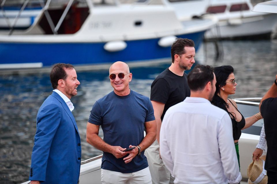 Amazon-Gründer Jeff Bezos (im blauen Shirt) im Sommerurlaub in Kroatien 