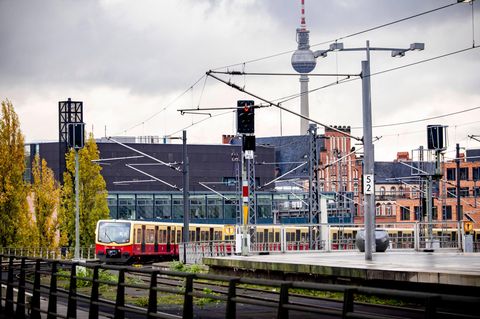Am Berliner Hauptbahnhof fährt eine S-Bahn ein