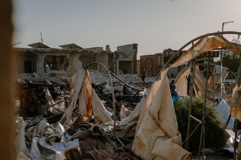Ruinen nach einem russischen Luftangriff auf ein Flüchtlingslager in Syrien