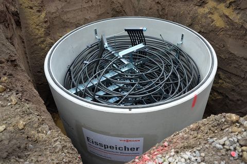 Eine Eisspeicherheizung wird im Garten eines Einfamilienhaus in Rottenburg eingebaut