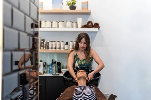 Für Kleinunternehmer wie Friseure, Imbissbetreiber oder Massagesalons sind die Kosten zuletzt deutlich gestiegen