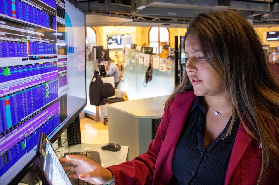 Eine Händlerin tippt an der New Yorker Börse auf einen Bildschirm