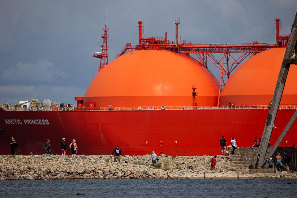 Im Jahr 2022 stand Europa für 16 Prozent aller direkten Stützungsmaßnahmen für fossile Energien. Russlands Angriffskrieg auf die Ukraine und die Folgen haben Beihilfen vor allem für teureres Erdgas und Strom um 300 Prozent explodieren lassen. Gewöhnlich gewährt Deutschland der Industrie Entlastungen für den Verbrauch fossiler Energie über Energie- und Stromsteuer und stützt den Luftverkehr mit Milliarden durch die Energiesteuerbefreiung für Kerosin die Mehrwertsteuerbefreiung von internationalen Flügen. Hinzu kommen Pendlerpauschalen sowie Dienstwagen- und Dieselprivilegien. Der IWF gab für Deutschland 520 Dollar pro Kopf Subventionen an, im Vergleich zu 275 Dollar pro Brite und 278 Dollar pro Franzose. Das entsprach 43 Mrd. Dollar Beihilfen in Deutschland und 18 Mrd. Dollar in Frankreich für die Entlastung von Industrie, Verkehr und Haushalten.