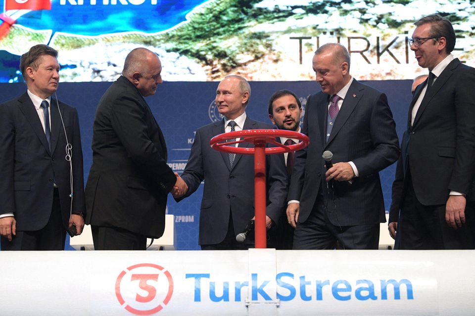 In der Energieversorgung hängt die Türkei zu mehr als 80 Prozent an fossilen Brennstoffen, was über dem Durchschnitt der G20-Länder liegt. Anteilig 5,9 Prozent vom nationalen BIP gab der türkische Staat 2022 an fossilen Beihilfen aus, pro Kopf kommt das Land damit auf 692 Dollar – oder in absoluten Zahlen auf 59 Mrd. Dollar, so der IWF. Vor allem gewährt die Regierung Steuerentlastungen auf Erdgas und Strom. Lange hat Ankara auch die Kohleindustrie gestützt und Investitionen staatlicher Energiegesellschaften mit finanziert.