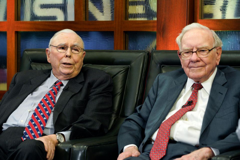Charles Munger (links) und Warren Buffett bauten zusammen Berkshire Hathaway auf, die vielleicht legendärste Holdinggesellschaft der Welt