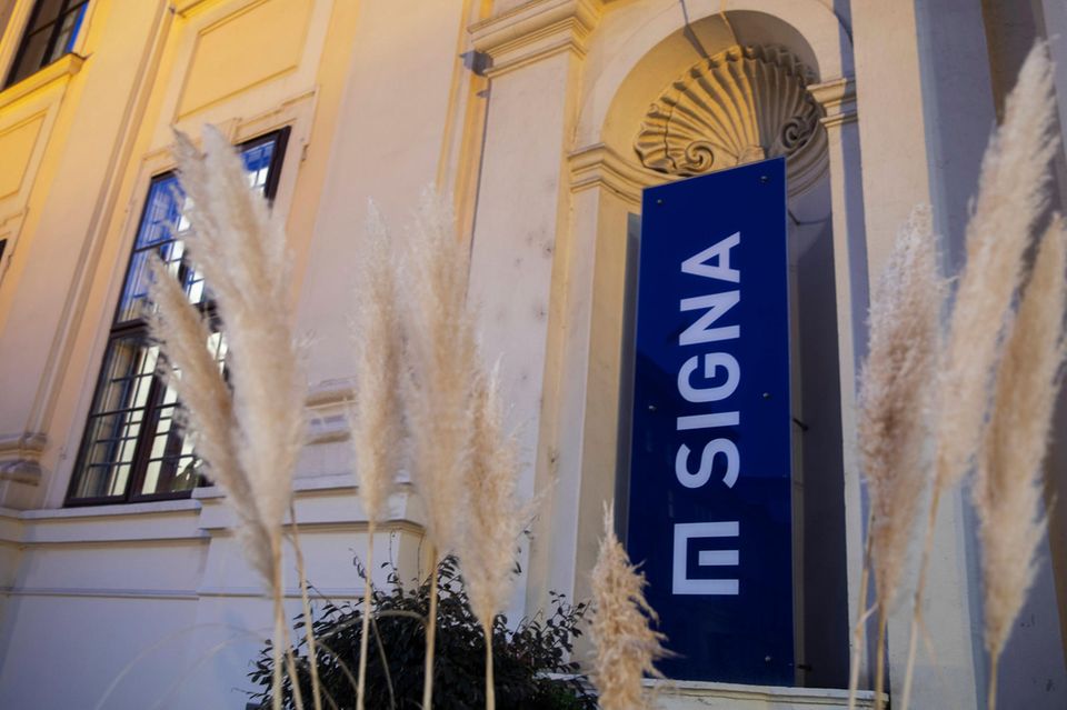 Signa-Logo am Unternehmenssitz in Wien