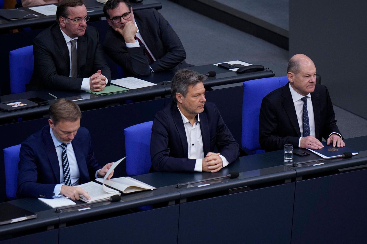 l-r: Christian Lindner, Robert Habeck und Olaf Scholz auf der Regierungsbank im Bundestag
