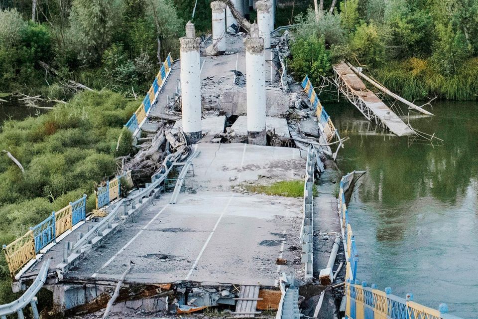 Zerstörte Brücke über den Donez