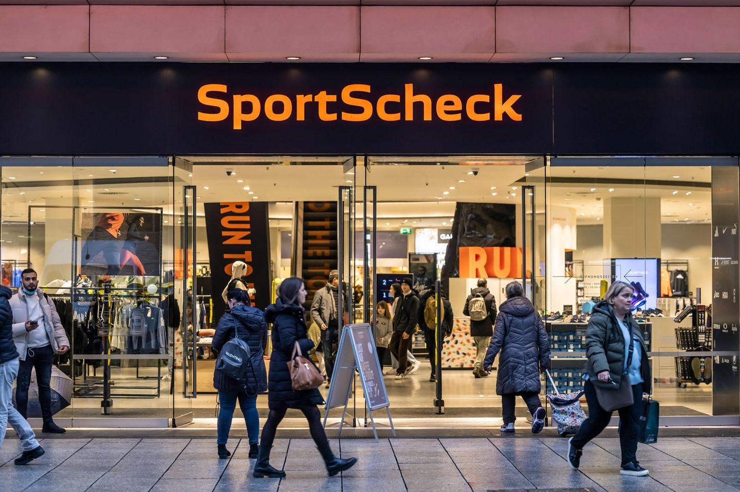 Sportscheck-Filiale in Stuttgart: Der Sportartikelhändler sollte eigentlich an den britischen Konkurrenten Fraser verkauft werden. Doch daraus wird vorerst nichts