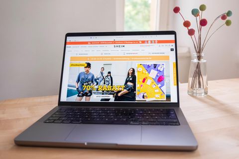 Aufgeklappter Laptop mit der Shein-Webseite