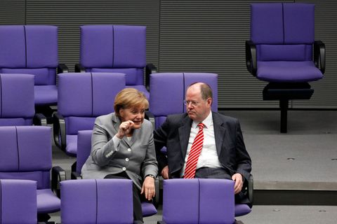 Angela Merkel und Peer Steinbrück sprechen miteinander im Plenarsaal des Bundestags