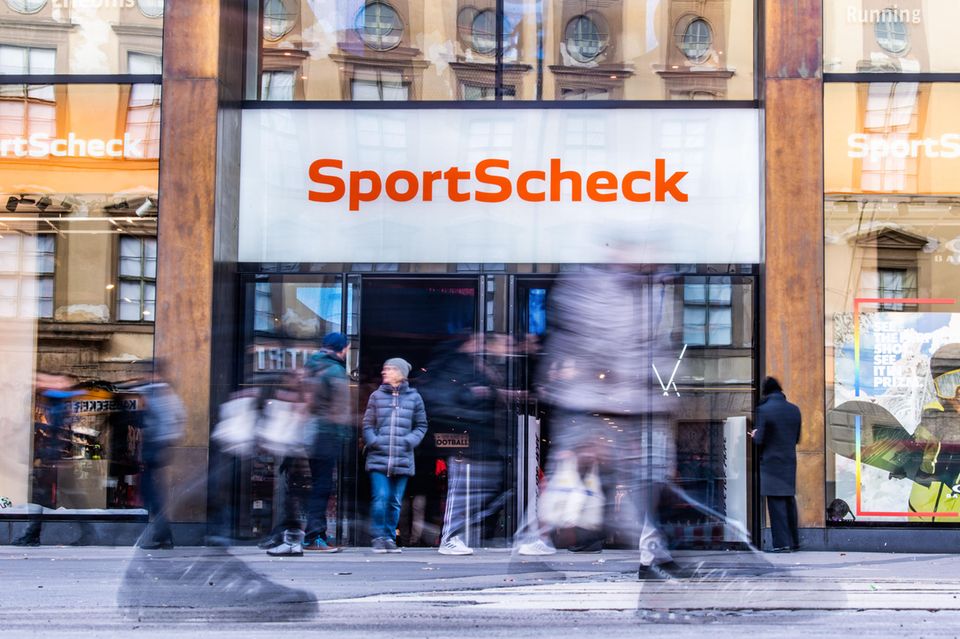 Zur Warenhaus-Sparte von Signa gehört auch SportScheck. Eigentlich war der Verkauf der Kette mit bundesweit 34 Filialen an den britischen Modehändler Frasers bereits beschlossen. Da die Übernahme aber noch nicht vollzogen ist, meldete SportScheck nun Insolvenz an. Der Prozess ist jetzt wieder offen, Frasers soll weiter an einer Übernahme interessiert sein.