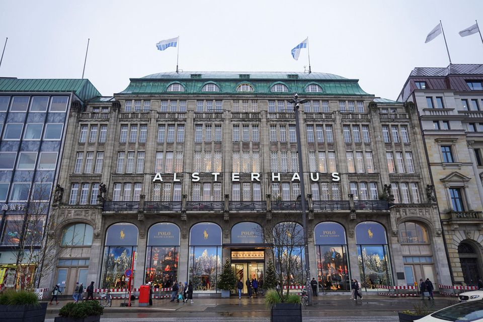 Der Immobiliensparte von Signa gehören einige Galeria-Häuser selbst. Besonders wertvolle Objekte wie das Hamburger Alsterhaus am Jungfernstieg hat Benko allerdings schon vor Jahren von Karstadt abgespalten und in die KaDeWe-Gruppe überführt.
