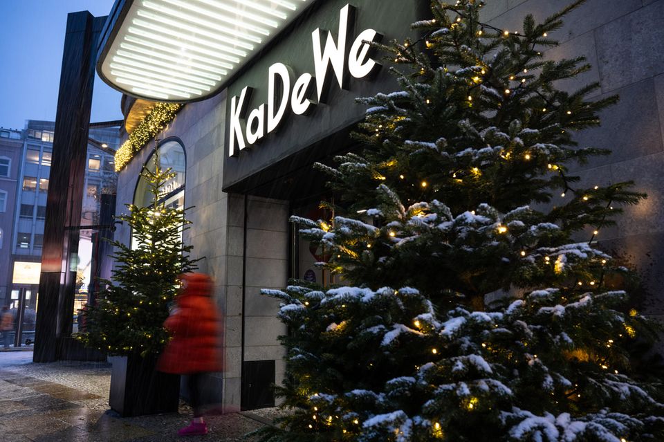 Die Geschäfte der KaDeWe-Gruppe, zu der auch das namensgebende Kaufhaus des Westens in Berlin zählt, betreibt Signa wiederum mit einer anderen Tochtergesellschaft in dem komplizierten Firmengeflecht. Zudem hat Benko im Jahr 2015 die KaDeWe-Gruppe zu 50,1 Prozent an einen thailändischen Investor verkauft.
