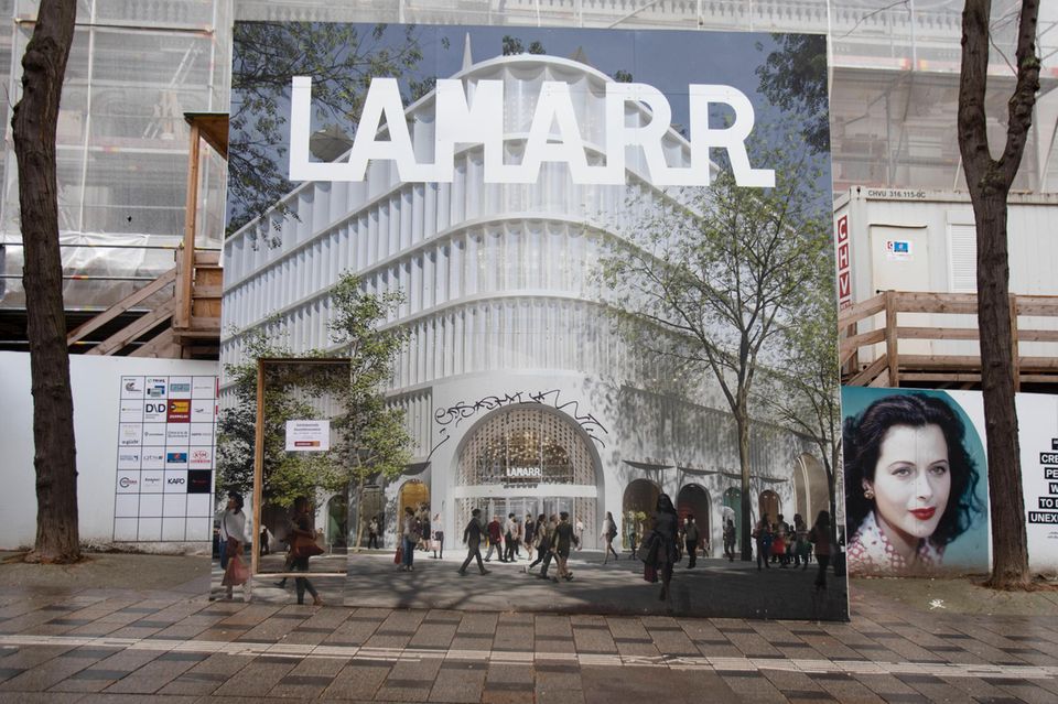 Signa hat noch bei weiteren Kaufhaus-Projekten die Finger im Spiel. Gemeinsam mit der thailändischen Central Group baut Benko etwa ein Luxus-Kaufhaus in Wien. Noch ist das Lamarr, benannt nach der Hollywood-Schauspielerin Hedy Lamarr, allerdings eine Baustelle. Eröffnet werden soll der Komplex, der auch ein Hotel beinhaltet, eigentlich 2025.