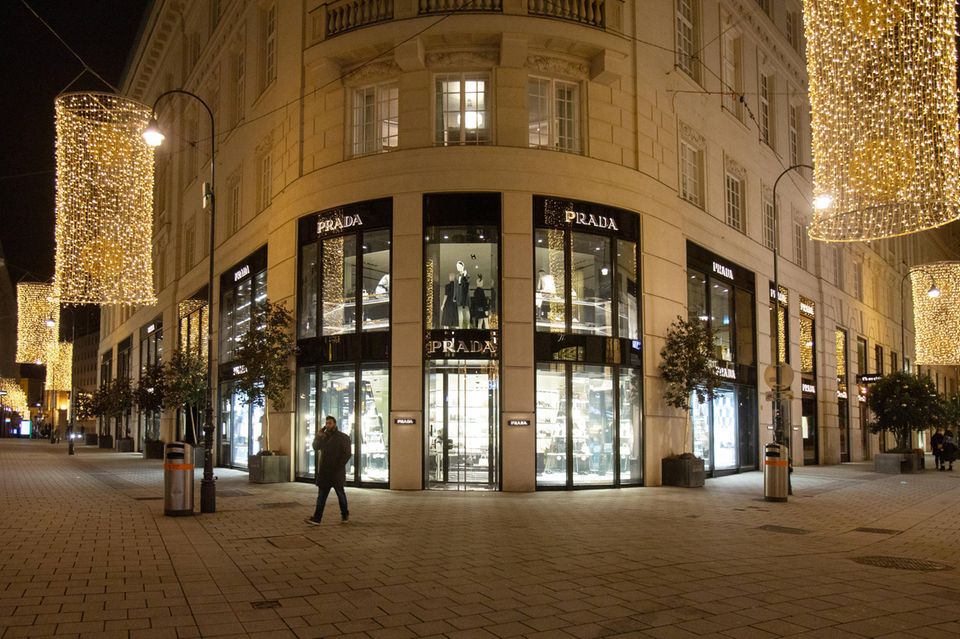 Signa hat in den vergangenen Jahren zahlreiche teure Gebäude erworben, zum Beispiel im Goldenen Quartier im 1. Bezirk Wiens, um sie in hochpreisige Büro- und Einzelhandelsflächen umzubauen. Doch das Geschäftsmodell von Signa geht unter anderem wegen veränderter Finanzierungsbedingungen nicht mehr auf. 