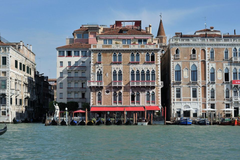 Im Jahr 2020 übernahm Signa auch das Hotel Bauer Palazzo in Venedig, ein Fünf-Sterne-Hotel am Canal Grande. Der Wert des Hotels wurde laut österreichischen Medien zuvor auf 400 Millionen Euro geschätzt.