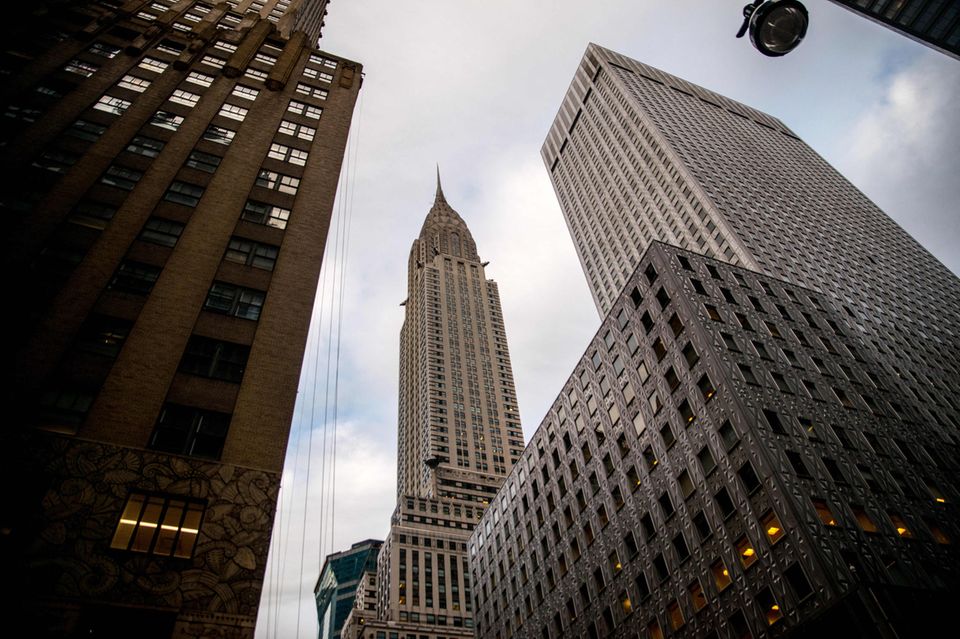 Sogar das berühmte Chrysler Building in New York hat Signa 2019 gemeinsam mit einem amerikanisch-deutschen Immobilienentwickler gekauft. Wegen starker Renovierungsbedürftigkeit soll das Objekt „nur“ 150 Mio. Euro gekostet haben. In Zukunft muss Benko wohl kleinere Brötchen backen.