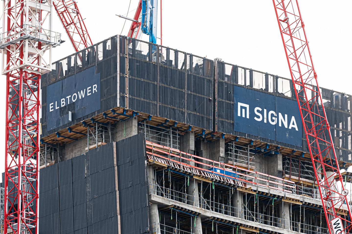 Neben Prestige-Projekten wie dem Elbtower in Hamburg, gehören auch mehrere Kaufhausketten zum Benko-Imperium