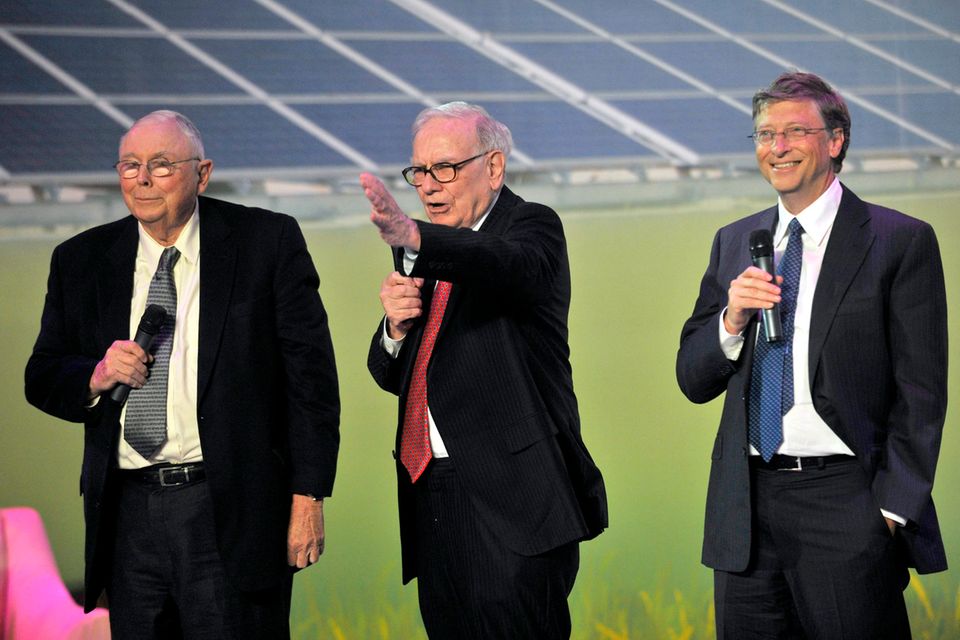 Drei erfolgreiche Milliardäre: Charles Munger, Warren Buffett und Bill Gates (von links) bei einem Auftritt in Peking 2010