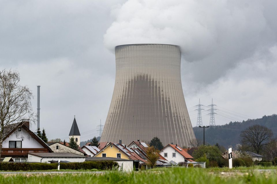 Wasserdampf steigt aus dem Kühlturm des Kernkraftwerks Isar 2