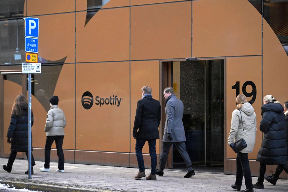 Menschen laufen an der Spotify-Zentrale in Stockholm vorbei