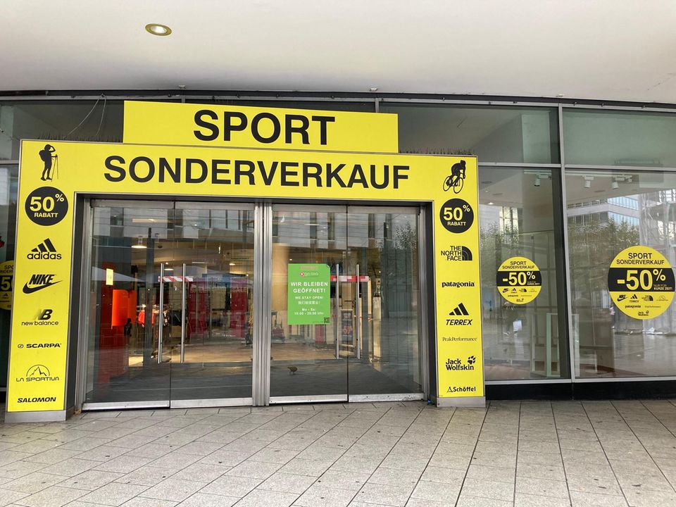 Der Eingang des ehemaligen Karstadt in Frankfurt