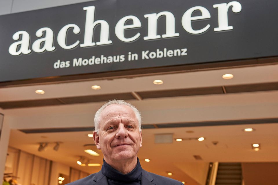 Friedrich Wilhelm Goebel vor einer Aachener-Filiale