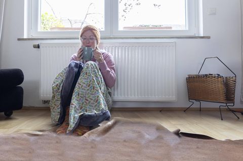 Frierende Frau