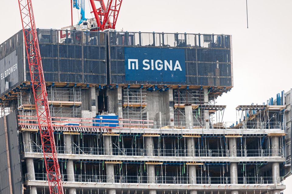 Logo und Schriftzug der Signa Holding an der Spitze der Elbtower-Baustelle in Hamburg