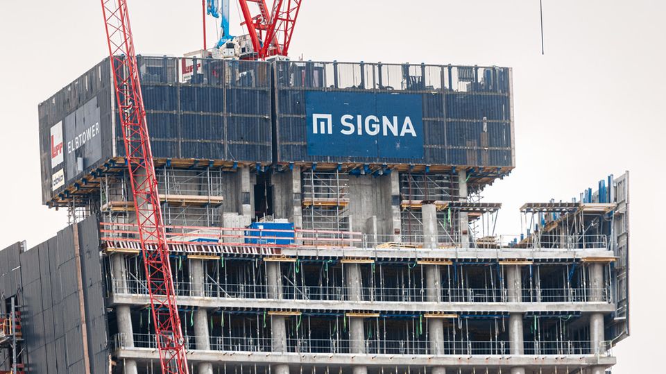Logo und Schriftzug der Signa Holding an der Spitze der Elbtower-Baustelle in Hamburg