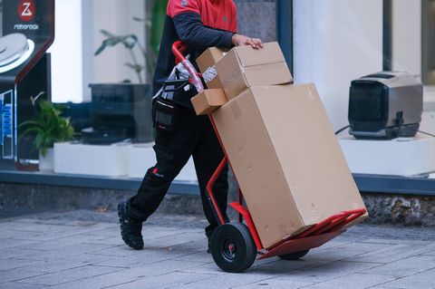 DPD-Fahrer in Düsseldorf: Gerade in der Woche nach der Blackweek haben Paketlieferdienste viel zu tun