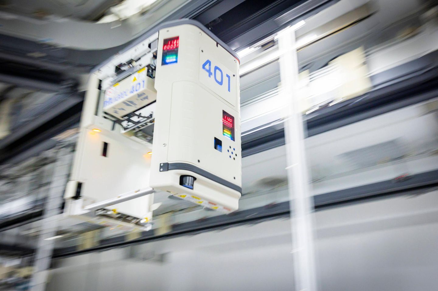 Roboter fährt an Schienen an der Decke entlang