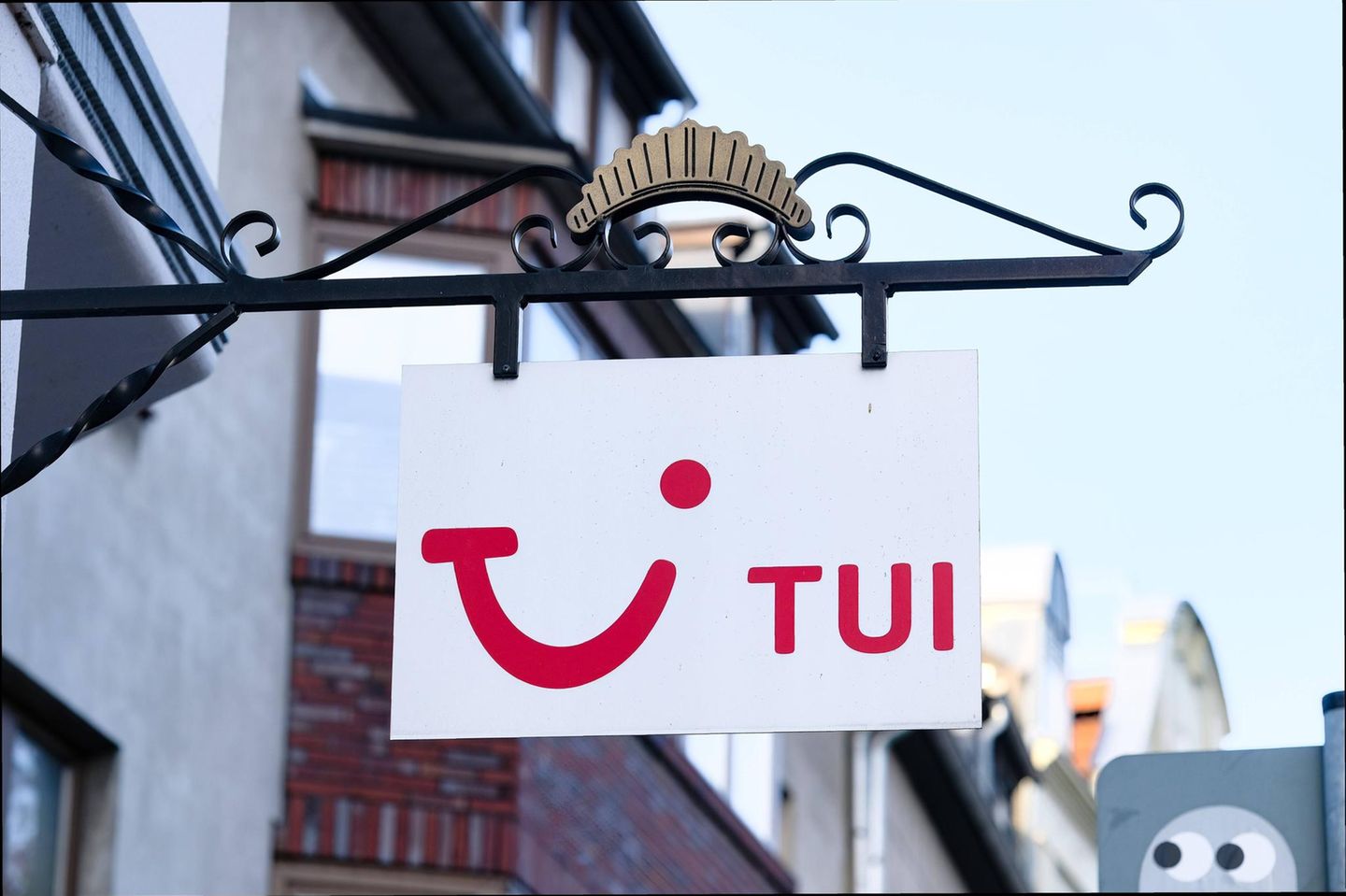 Tui-Schild an einem Gebäude